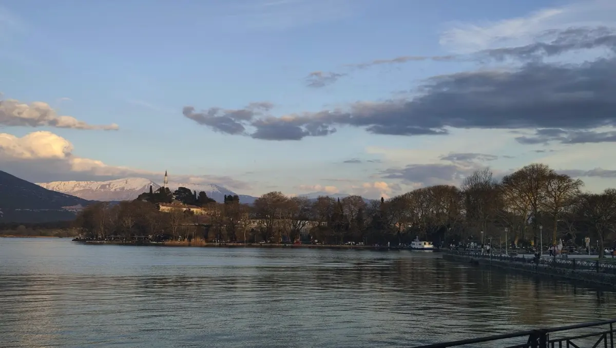 Ήπειρος – Καιρός: Αυξημένες νεφώσεις με τοπικές βροχές και πρόσκαιρους όμβρους (βίντεο)