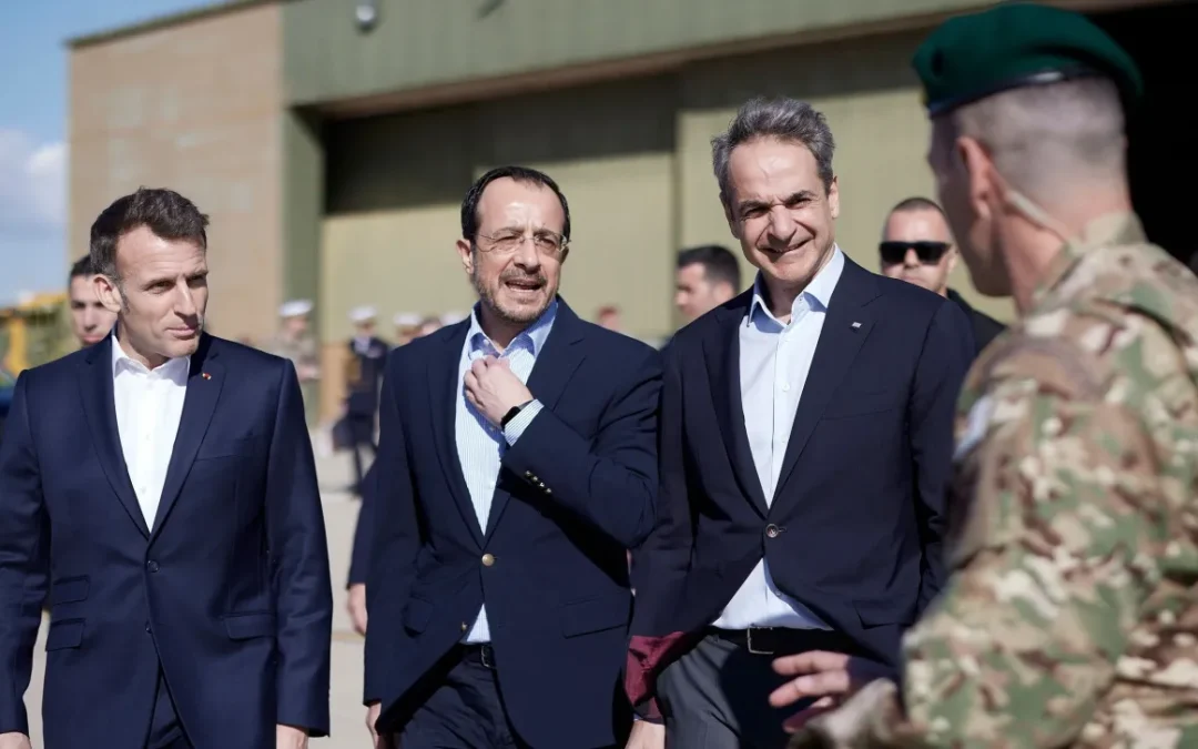 Στη Σούδα ο Μακρόν μετά την Κύπρο – Επίσκεψη στο αεροπλανοφόρο Charles de Gaulle