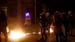 Ένταση στα Εξάρχεια τα ξημερώματα – Φωτιές και επιθέσεις σε αστυνομικούς
