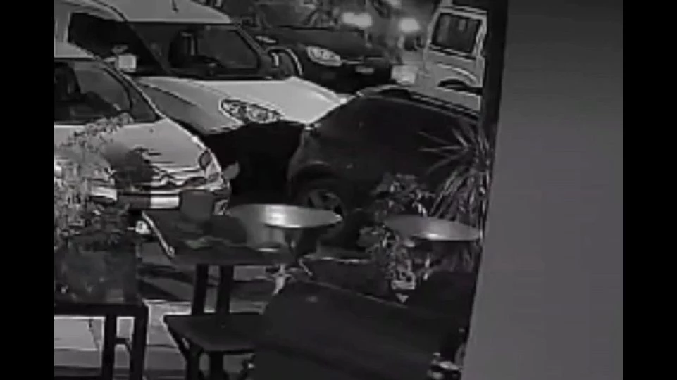 Αθήνα: Μεθυσμένη οδηγός τράκαρε 14 αυτοκίνητα και συνελήφθη! (βίντεο)