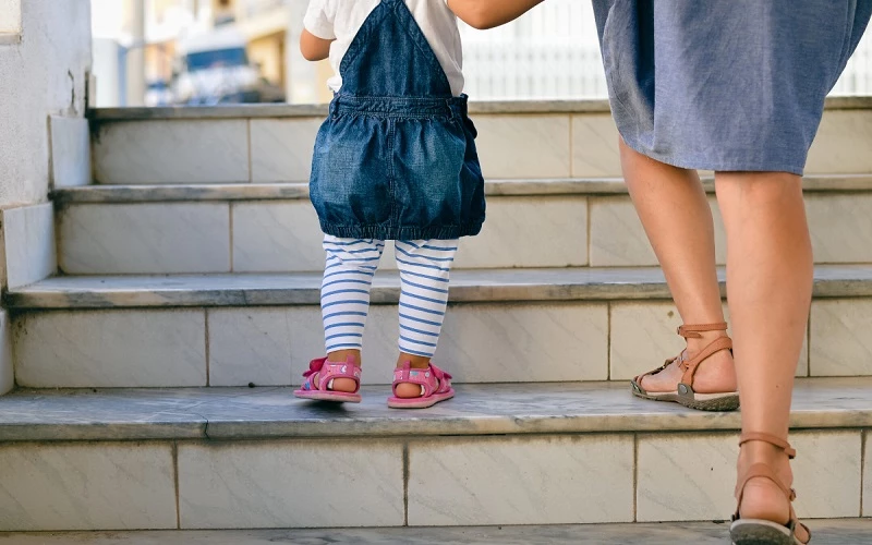 Ξεκινάει το Πάσχα η καθολική εφαρμογή «Νταντάδες της γειτονιάς»