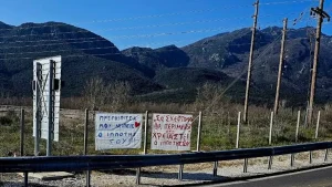 «Πριγκίπισσα μου λείπεις»: Ρομαντικό πανό στον Ε65 για μια δεύτερη ευκαιρία