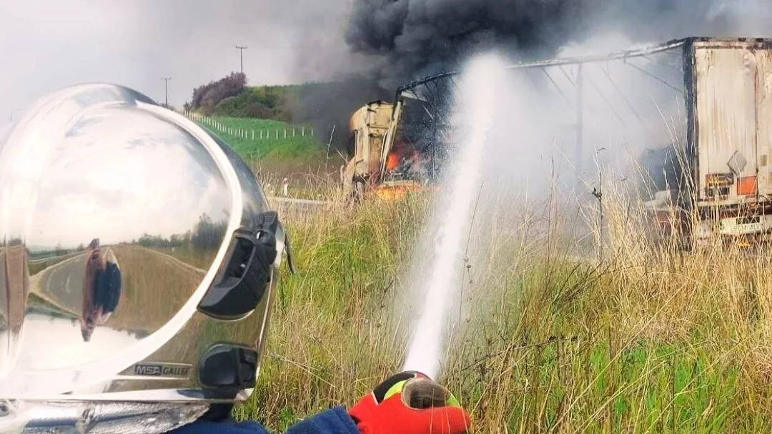 Θεσσαλονίκη: Στις φλόγες φορτηγό με ψυκτικό αέριο στην Εγνατία Οδό κοντά στην Άσσηρο (video)