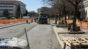 Ιωάννινα: Πέφτει τσιμέντο δίπλα στην πλατεία – Προετοιμασία για κυβολιθόστρωση στον δρόμο της Περιφέρειας (βίντεο)