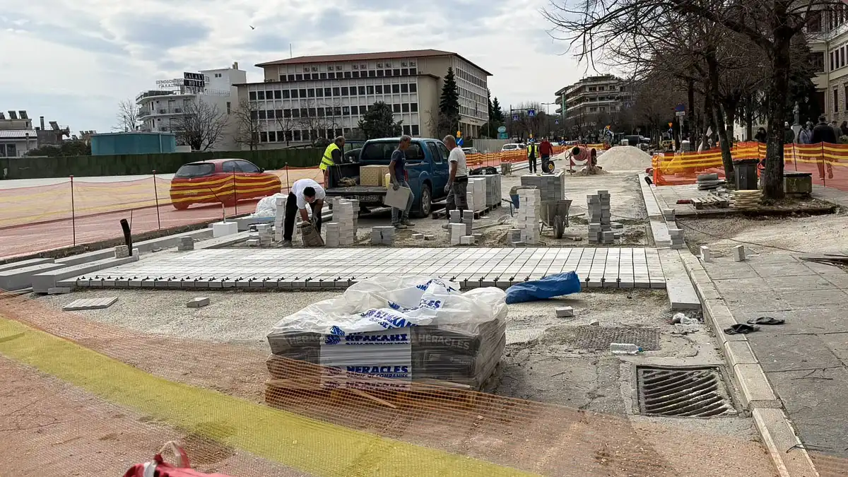 Κεντρική Πλατεία Ιωαννίνων: Ξεκίνησε η κυβολιθόστρωση και η προεργασία για την τοποθέτηση του φωτισμού