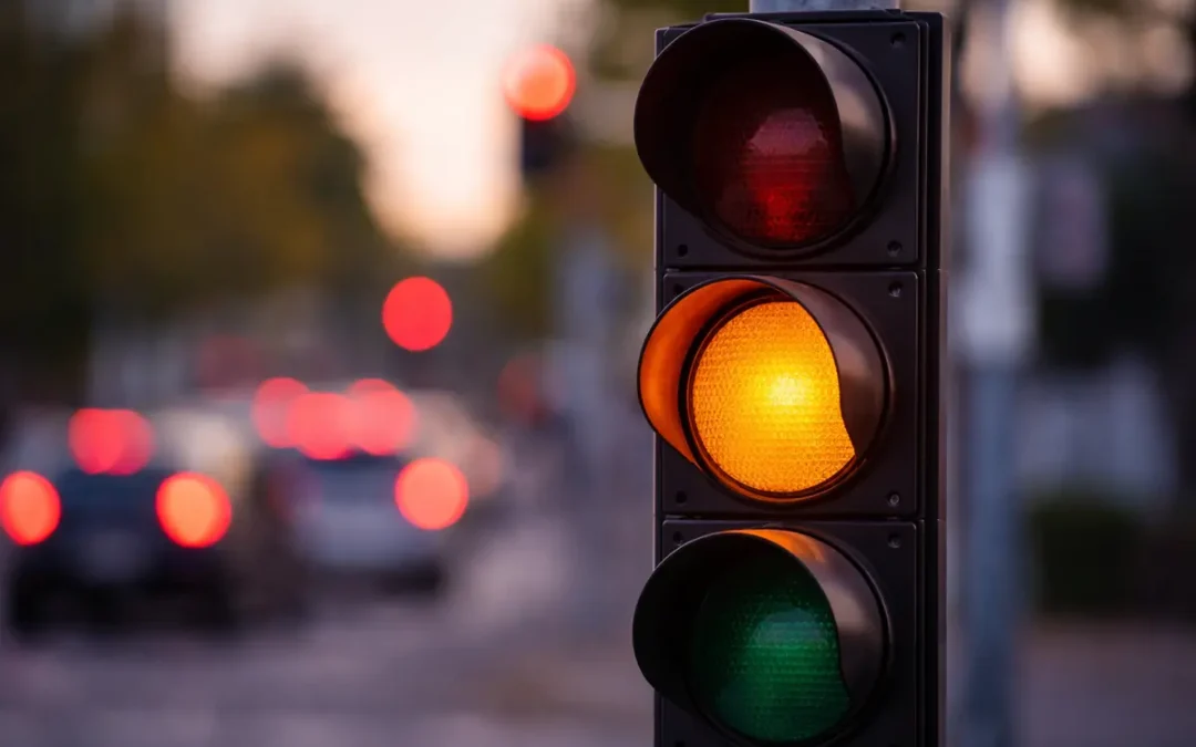 Πορτοκαλί φανάρι: Τι προβλέπει ο νόμος και τι ισχύει για τις παραβάσεις