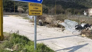 Ιωάννινα: Σκουπίδια κάτω από τις ταμπέλες που γράφουν «απαγορεύεται»…