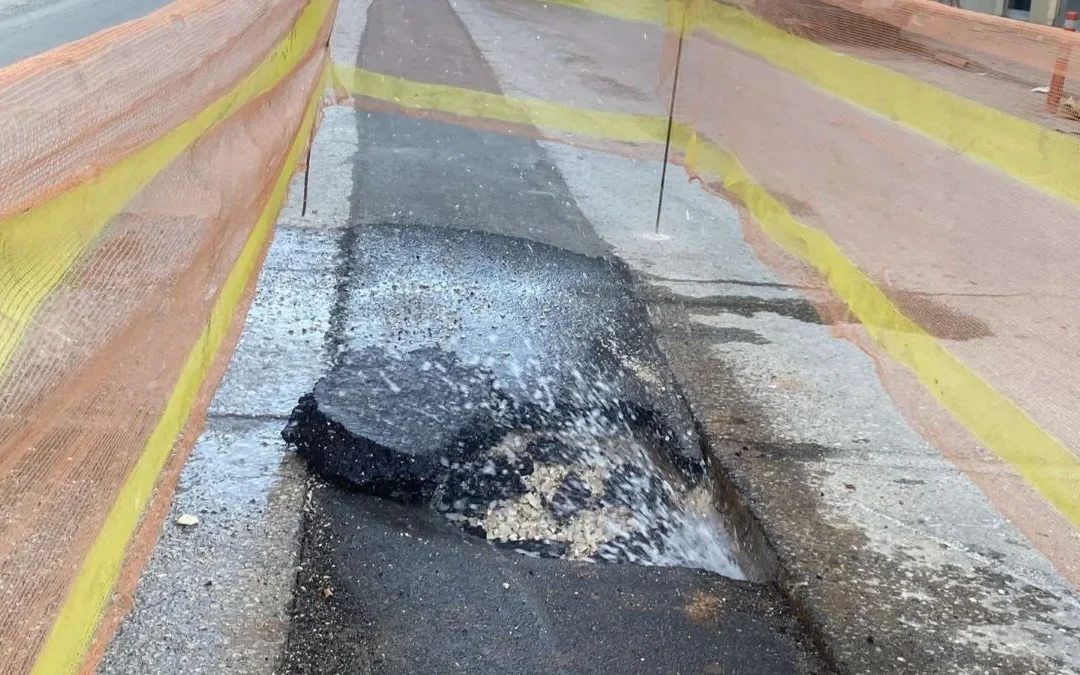 Σπύρου Λάμπρου: Έσπασε κεντρικός αγωγός ύδρευσης (video)