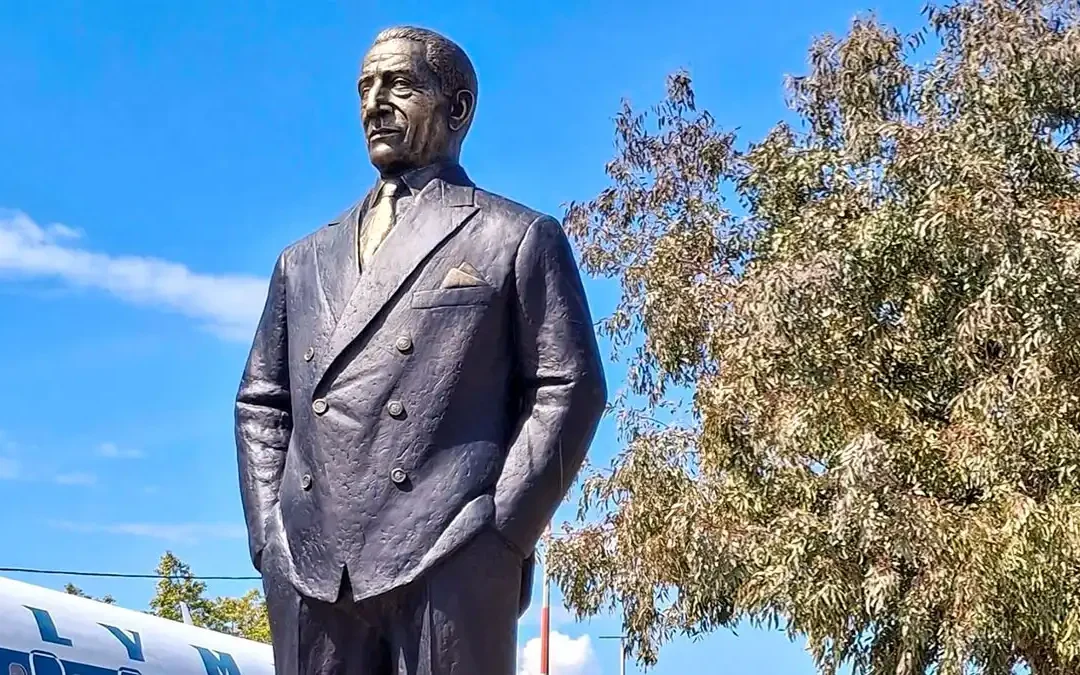 Αποκαλυπτήρια αγάλματος Ωνάση στο Ελληνικό – Έργο του Ηπειρώτη γλύπτη Θεόδωρου Παπαγιάννη