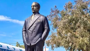 Αποκαλυπτήρια αγάλματος Ωνάση στο Ελληνικό – Έργο του Ηπειρώτη γλύπτη Θεόδωρου Παπαγιάννη