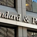 S&P: Διατηρεί την Ελλάδα στην επενδυτική βαθμίδα ΒΒΒ – Οι προβλέψεις για ανάπτυξη και χρέος