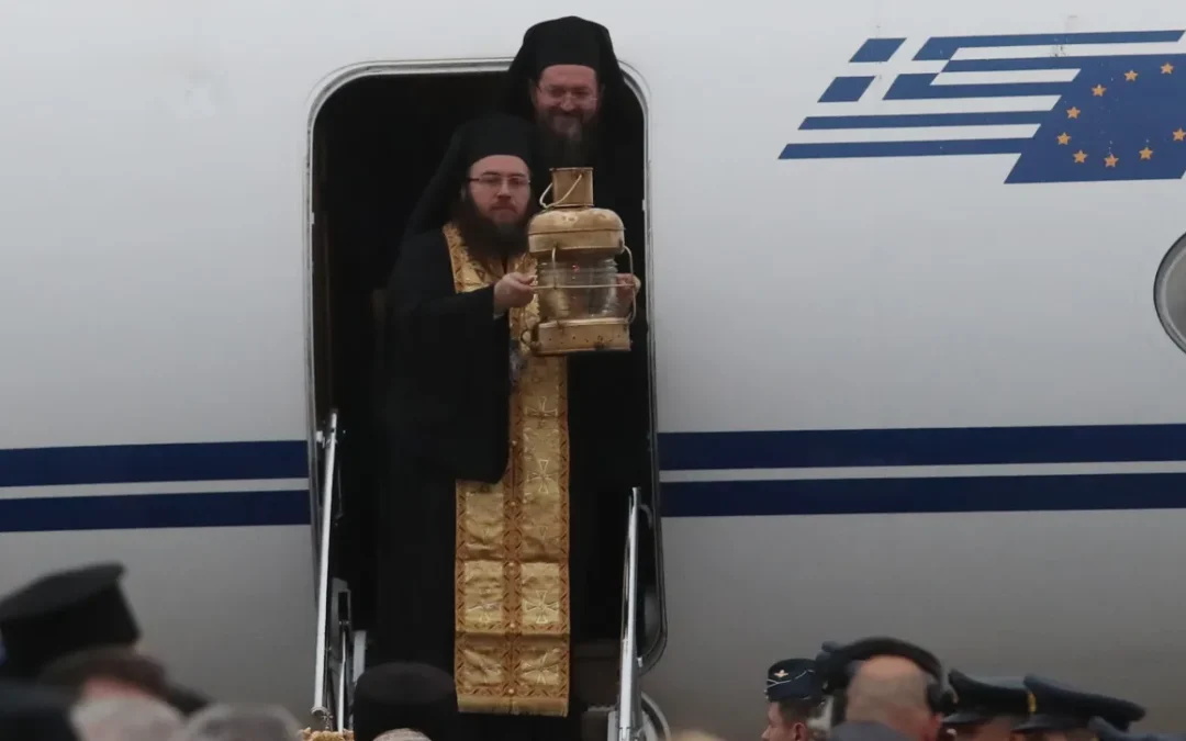 Άγιο Φως 2026: Υποδοχή με τιμές στην Αθήνα και διανομή με 18 πτήσεις