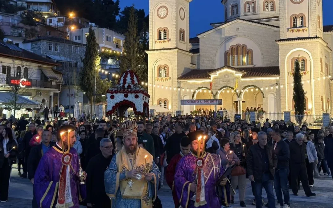 Συγκινητικές στιγμές κατά τον Επιτάφιο στους Ορθόδοξους ναούς της Αλβανίας (ΦΩΤΟ)