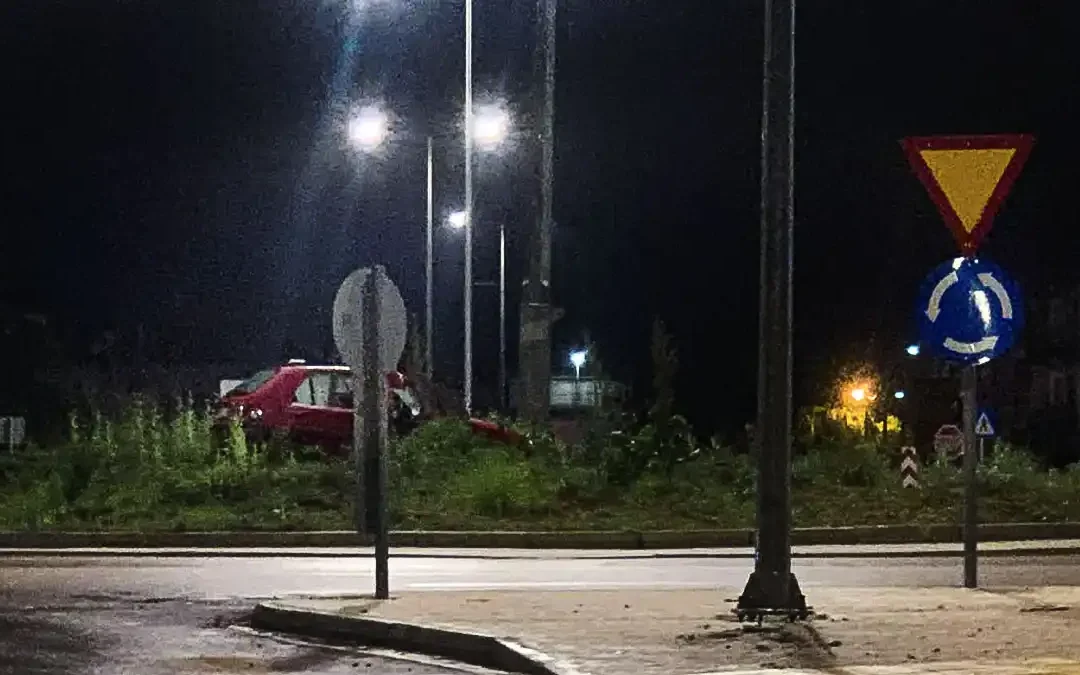 Ιωάννινα: Αυτοκίνητο «καβάλησε» τον νέο κόμβο στο ODEON Lake Center