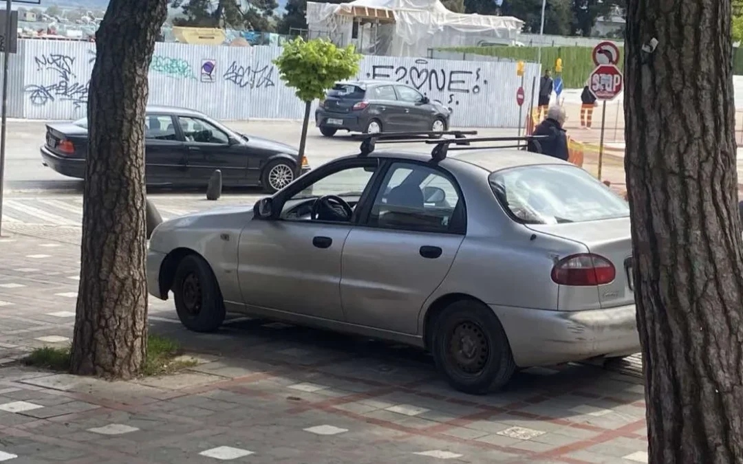 Γιάννενα: «Παρκάρω όπου θέλω» – Αυθαίρετη στάθμευση σε πεζοδρόμους και πιάτσες ταξί
