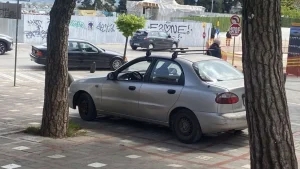 Γιάννενα: «Παρκάρω όπου θέλω» – Αυθαίρετη στάθμευση σε πεζοδρόμους και πιάτσες ταξί
