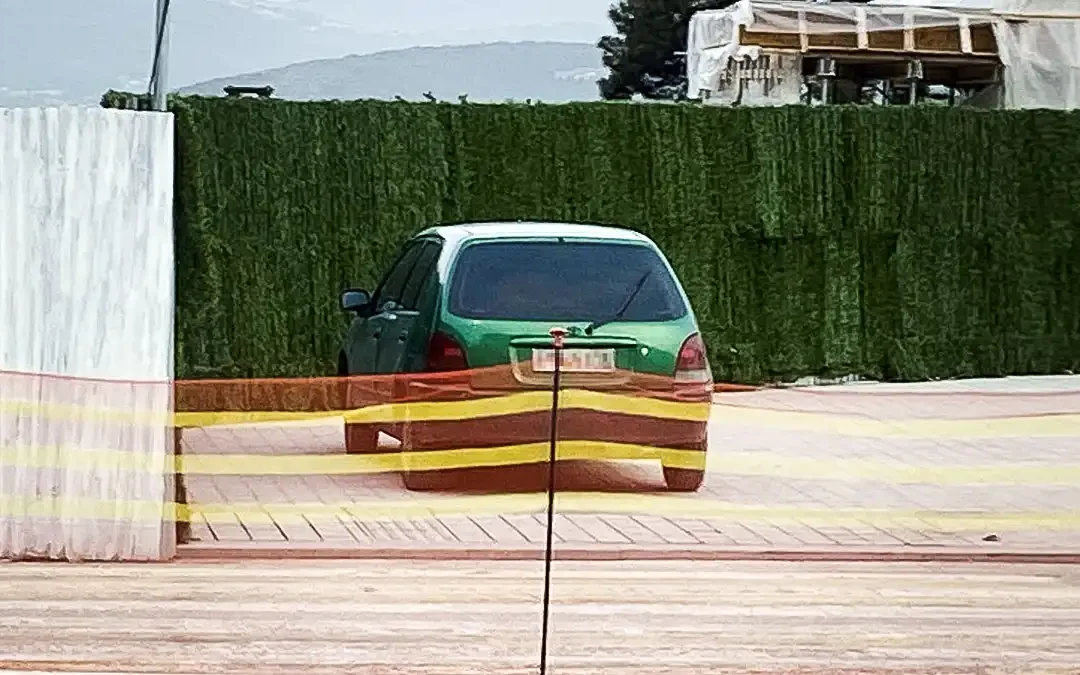 Η πλατεία δεν είναι πάρκινγκ… αλλά ποιος νοιάζεται;