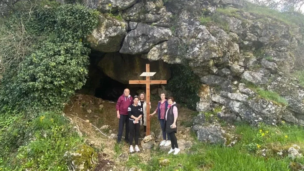 Πάσχα στην Καστρίτσα: Στολισμός με σταυρό και ευχές για καλή Ανάσταση