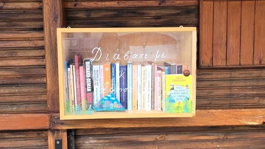 Η δανειστική βιβλιοθήκη της Μηλιάς Μετσόβου επέστρεψε στην πλατεία του χωριού