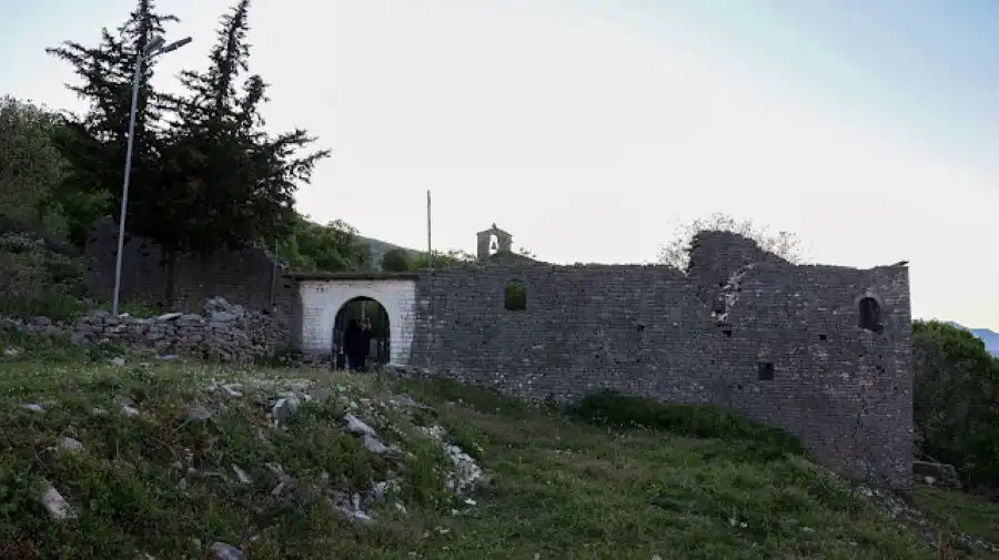 Υπό αναστήλωση η ιστορική Μονή-μνημείο των Παμμεγίστων Ταξιαρχών Δερβιτσάνης - Την επισκέφθηκε ο Αλβανός υπουργός Πολιτισμού