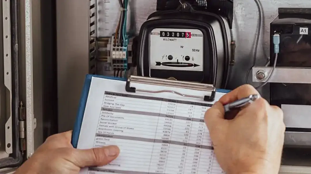 “Πάγωμα” των σταθερών τιμολογίων ρεύματος, επιδοτήσεις και πλαφόν στα υγρά καύσιμα “ασπίδα” στην ενεργειακή κρίση