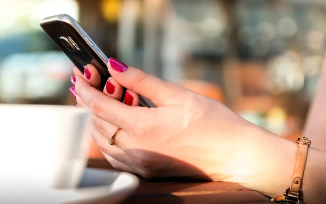 Σχεδόν 7 ώρες online την ημέρα: Οι επιπτώσεις από οθόνες και social media