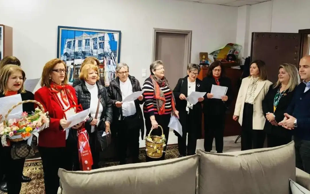 Λαζαροτράγουδα στο Δημαρχείο της Άρτας από τις κυρίες του ΚΑΠΗ