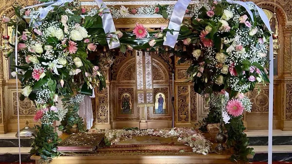 Καστρί Πρέβεζας: Παιδιά της ενορίας στόλισαν τον Επιτάφιο στον Ιερό Ναό Αγίου Σπυρίδωνος