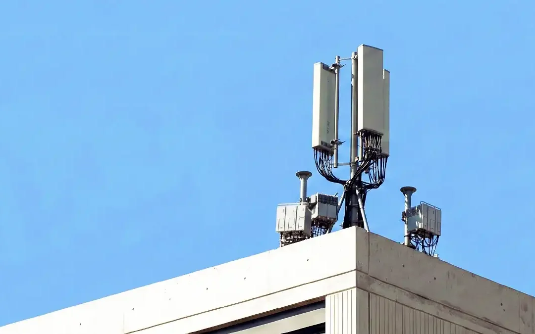 ΠΑΣΟΚ: Παρέμβαση για κεραίες κινητής δίπλα σε σχολεία – Αίτημα για νέο πλαίσιο προστασίας