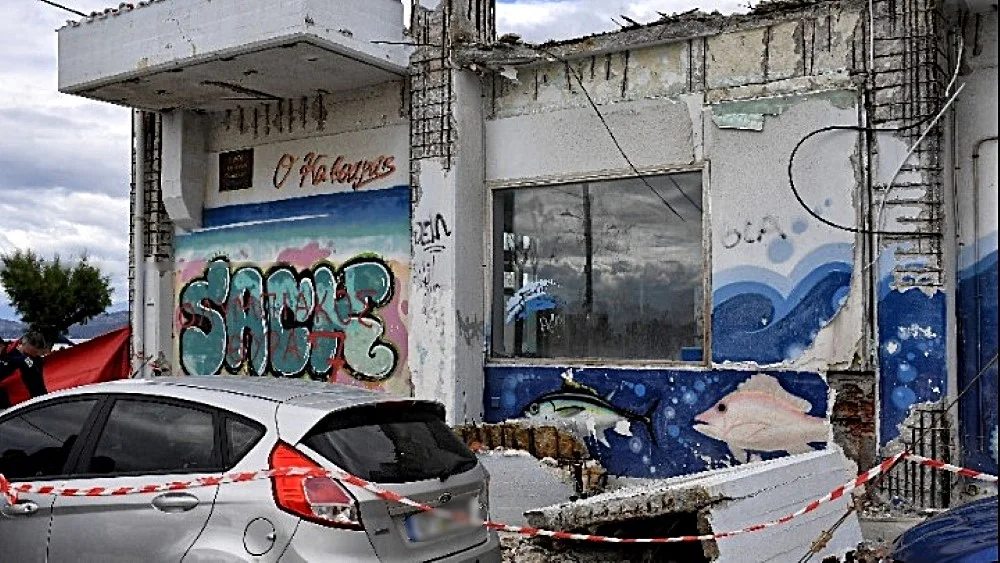 Κόρινθος: Μπαλκόνι κατέρρευσε και σκότωσε 43χρονη – Τραυματίστηκαν παιδιά (video)