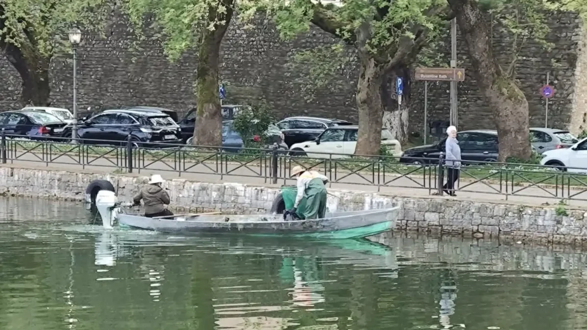 Οι ψαράδες της Παμβώτιδας απομακρύνουν τα νεκρά ψάρια