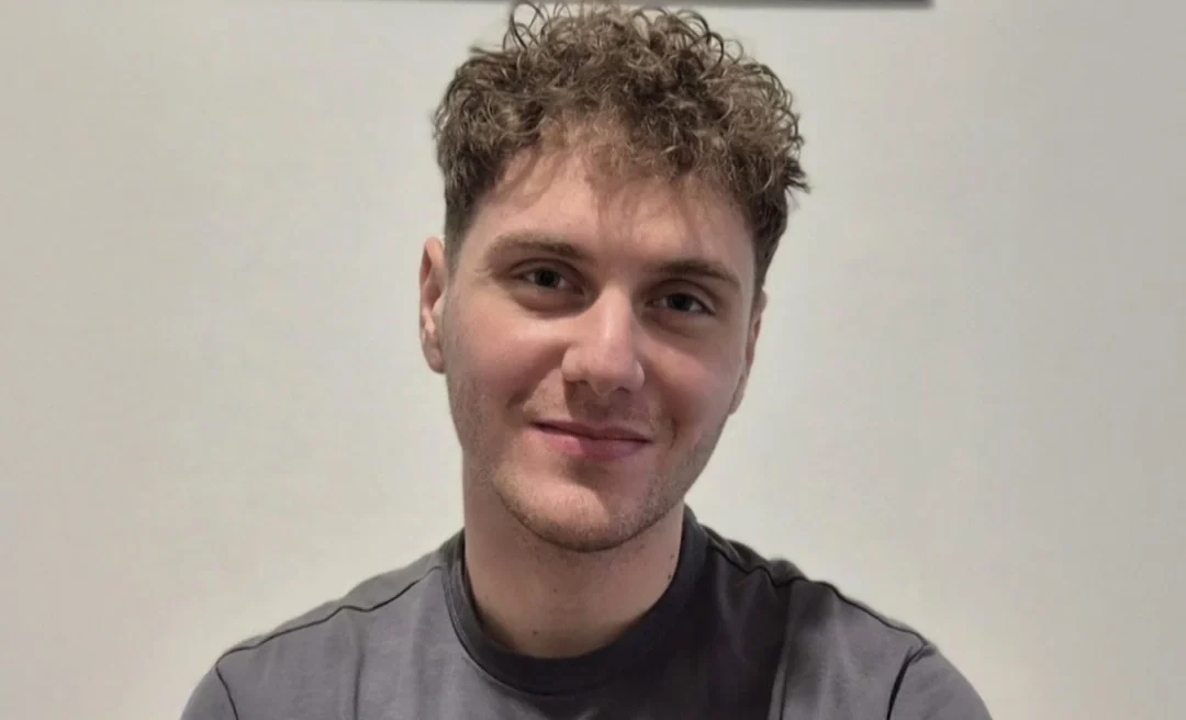 Υποτροφία σε μαθητή που για έξι χρόνια πήγαινε με καΐκι σχολείο από τον Κάλαμο στον Μύτικα (βίντεο)