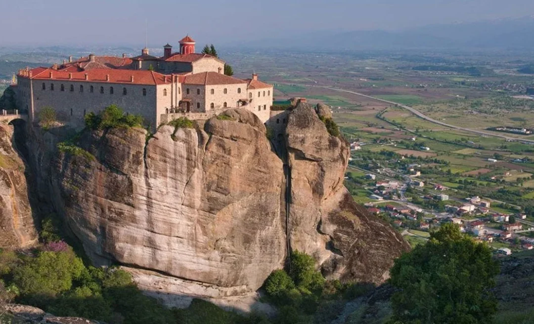 Μετέωρα: Νεκρή γυναίκα μετά από πτώση από βράχο στο μοναστήρι Αγίου Στεφάνου (video)