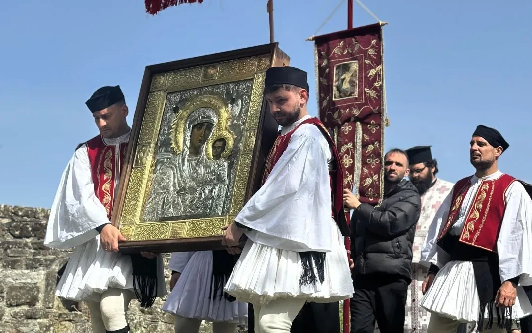 Πλήθος πιστών στη λιτανεία της Παναγίας στη Μονή Μολυβδοσκεπάστου