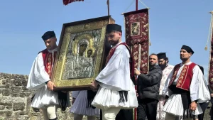 Πλήθος πιστών στη λιτανεία της Παναγίας στη Μονή Μολυβδοσκεπάστου