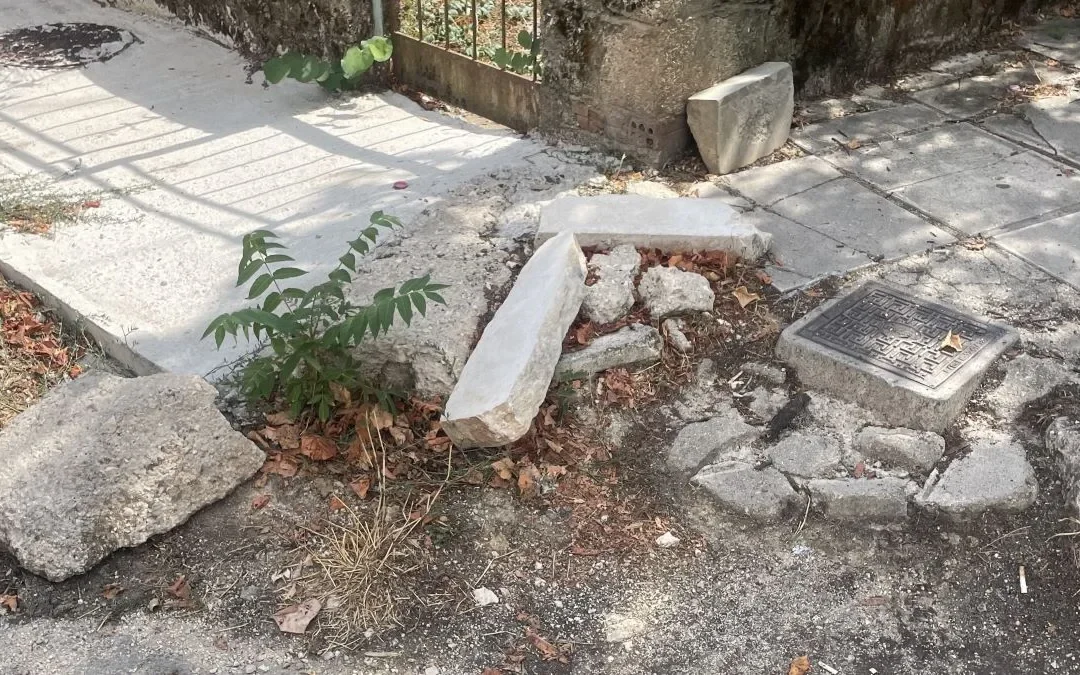 Πλατεία Ομήρου: Εικόνα εγκατάλειψης και κίνδυνοι για πεζούς