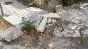 Πλατεία Ομήρου: Εικόνα εγκατάλειψης και κίνδυνοι για πεζούς