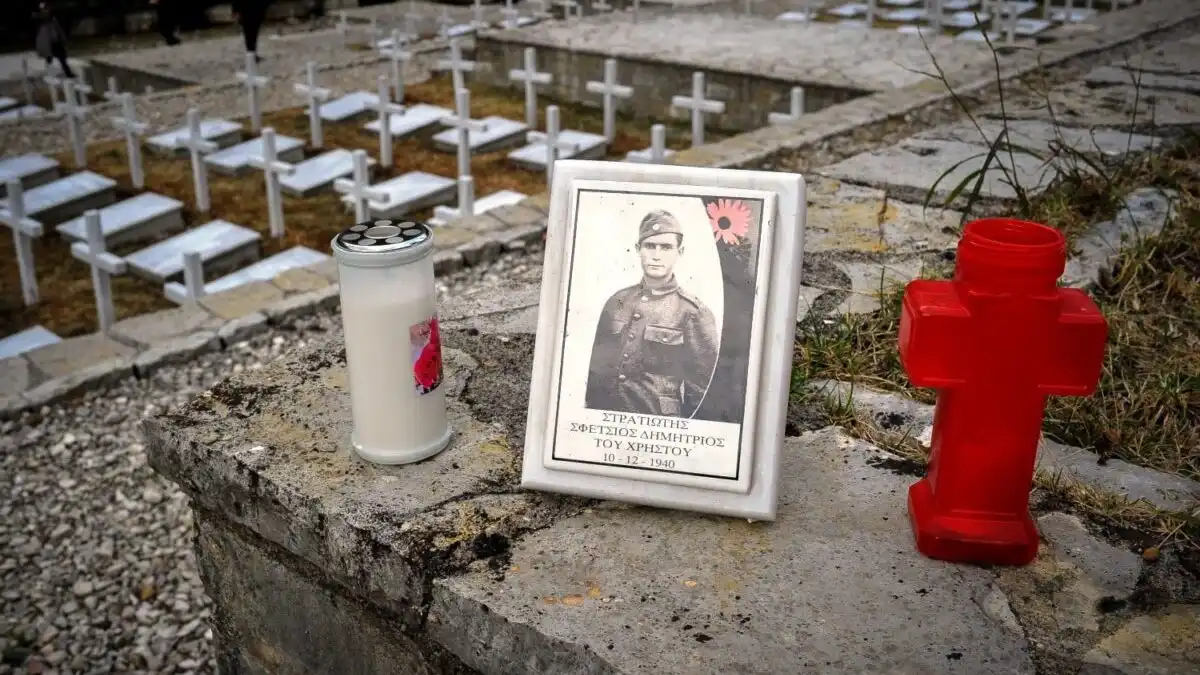 Οστά πεσόντων του ’40 είναι παρατημένα σε κοντέινερ!