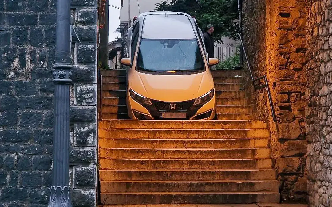 Ιωάννινα: Αυτοκίνητο κατέληξε σε σκαλοπάτια στο Κάστρο – ξανά το ίδιο σκηνικό