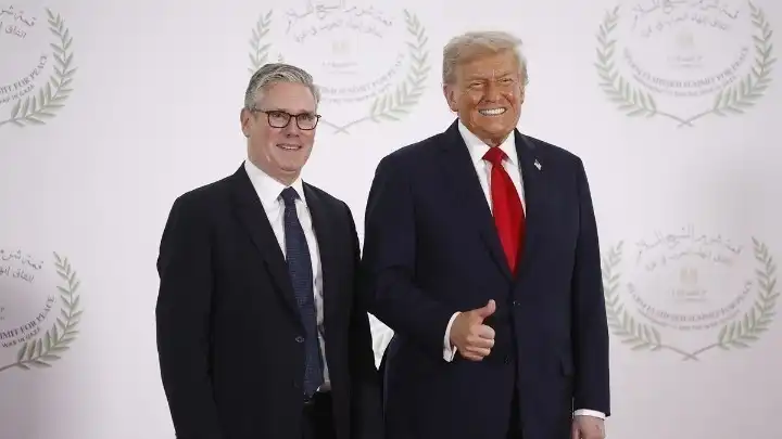 Στάρμερ και Τραμπ συζήτησαν για τη ναυσιπλοΐα στα Στενά του Ορμούζ