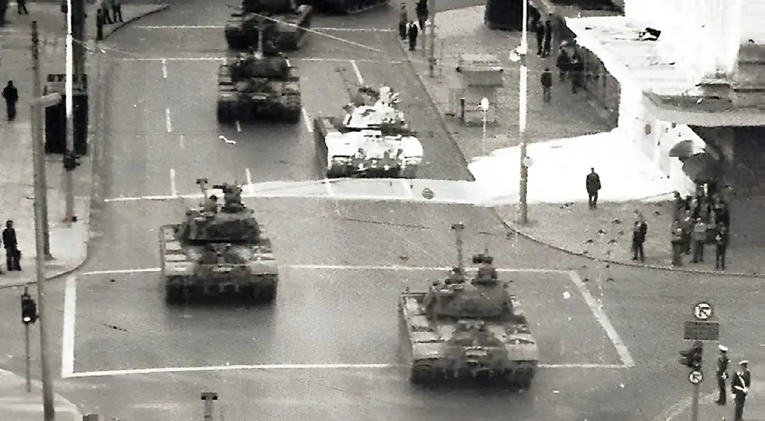 Πενήντα εννέα χρόνια από την επιβολή της δικτατορίας στη χώρα που γέννησε τη Δημοκρατία (βίντεο)