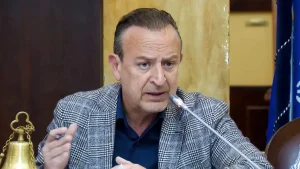 Πρωτομαγιά και αφισορύπανση: Προβληματισμός από τον Θωμά Μπέγκα για τη μορφή των κινητοποιήσεων