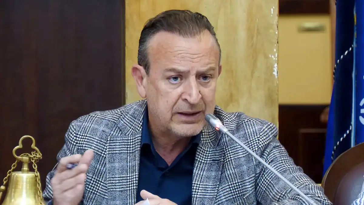 Πρωτομαγιά και αφισορύπανση: Προβληματισμός από τον Θωμά Μπέγκα για τη μορφή των κινητοποιήσεων
