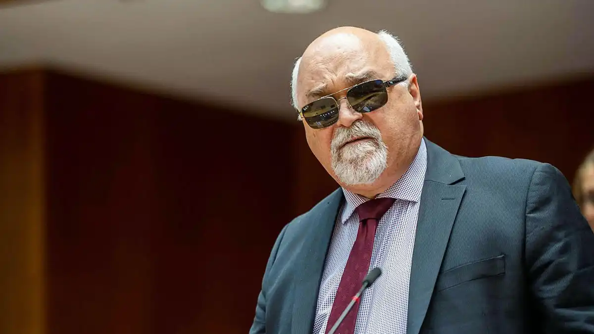 Μια πράξη γενναιότητας και ευθύνης για το νέο γραμματέα του ΠΑΣΟΚ