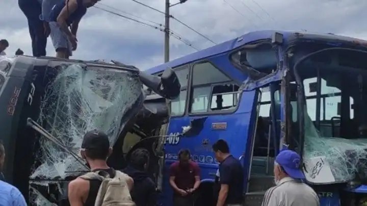 Τραγωδία στον Ισημερινό: Τουλάχιστον 11 νεκροί και 20 τραυματίες από πτώση λεωφορείου σε χαράδρα (βίντεο)