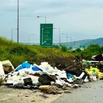 Εικόνες ντροπής κάτω από την Εγνατία – Η περιοχή πνίγεται στα σκουπίδια