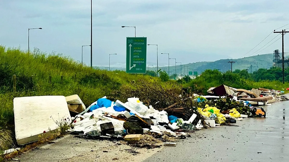 Εικόνες ντροπής κάτω από την Εγνατία – Η περιοχή πνίγεται στα σκουπίδια