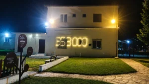 Μπάφρα Ιωαννίνων: Φωτεινή επιγραφή «353000» για τη Γενοκτονία των Ποντίων