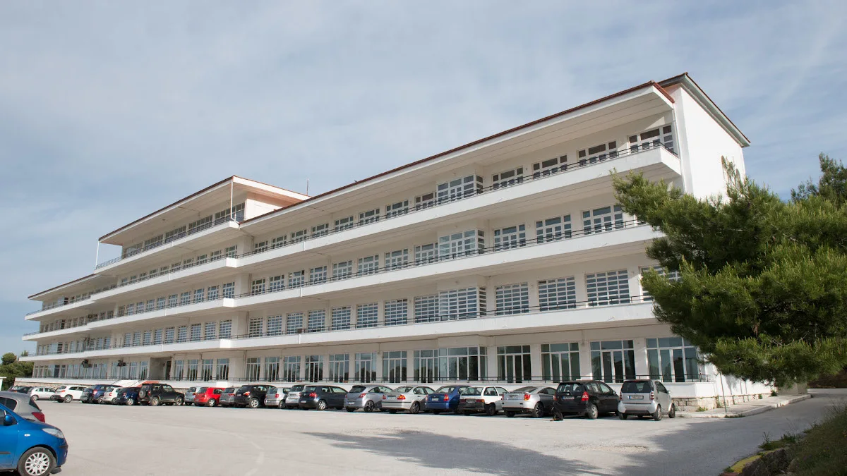 Πτώση ασανσέρ στο 414 Στρατιωτικό Νοσοκομείο με τραυματισμό εργαζομένου του ΟΣΕ