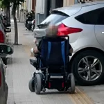 Ιωάννινα: Αυτοκίνητο παρκαρισμένο σε πεζοδρόμιο «μπλόκαρε» άνδρα με αμαξίδιο στην οδό Σουλίου! (βίντεο)